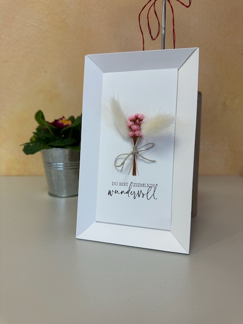 Zu sehen ist ein selbstgebastelter Shadow Rahmen in dem ein Blumensträußchen zu sehen ist kombiniert mit dem Spruch: Du bist ziemlich wundervoll