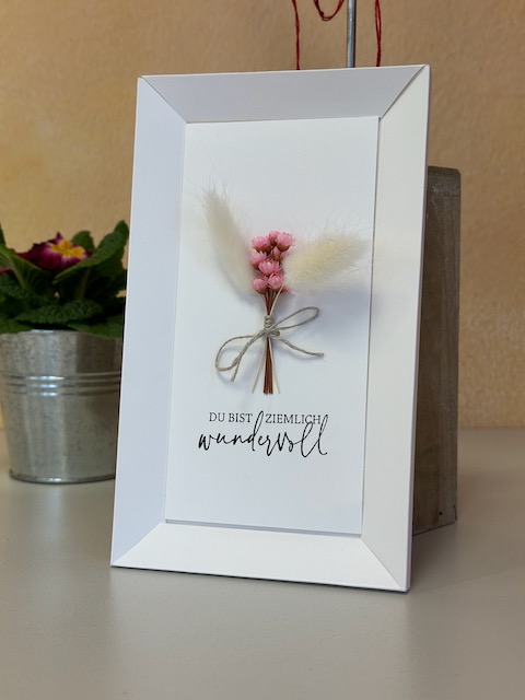 Zu sehen ist ein selbstgebastelter Shadow Rahmen in dem ein Blumensträußchen zu sehen ist kombiniert mit dem Spruch: Du bist ziemlich wundervoll