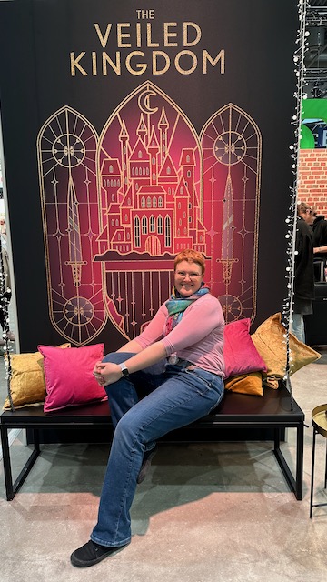 Fotospots auf der Leipziger Buchmesse 2025. Auf dem Foto ist jeweils auch die Buchbloggerin Kerstin von Kerstins Kartenwerkstatt zu sehen