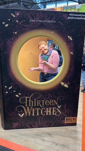 Fotospots auf der Leipziger Buchmesse 2025. Auf dem Foto ist jeweils auch die Buchbloggerin Kerstin von Kerstins Kartenwerkstatt zu sehen