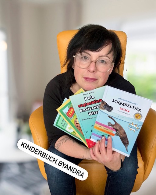 Autorin Andra Wolter mit Büchern