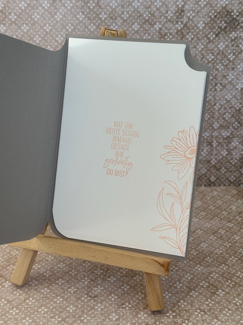 Zu sehen ist eine Geburtstagskarte, die in Buch Optik gestaltet ist. Auf dem angedeuteten Buchrücken ist das Wort Fünfundzwanzig embosst. Im Inneren kann man eine Seite blättern. 