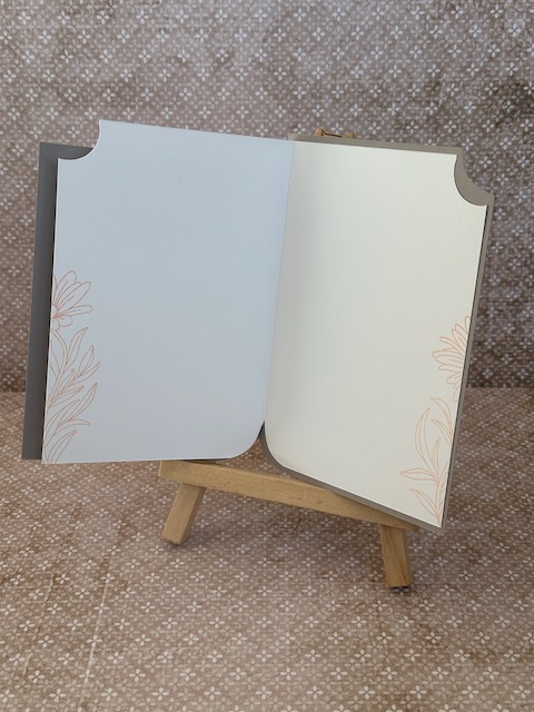 Zu sehen ist eine Geburtstagskarte, die in Buch Optik gestaltet ist. Auf dem angedeuteten Buchrücken ist das Wort Fünfundzwanzig embosst. Im Inneren kann man eine Seite blättern. 