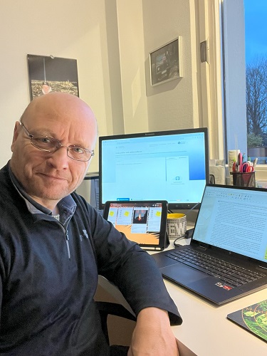 Dirk Osygus an seinem Schreibplatz