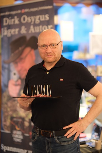 Dirk Osygus mit einem Tablett voller Salami Probierhappen