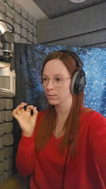 Foto von der Sprecherin Henriette Schreurs im Tonstudio