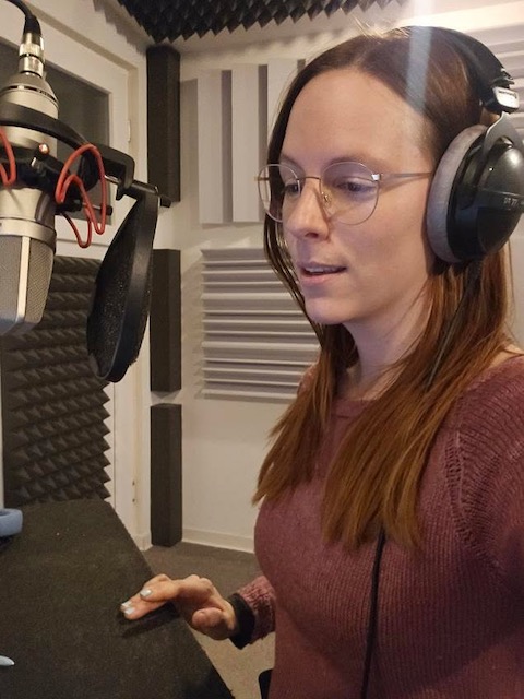 Foto von der Sprecherin Henriette Schreurs im Tonstudio