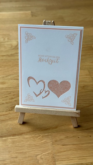 Zu sehen ist eine Hochzeitskarte mit zartem Herz