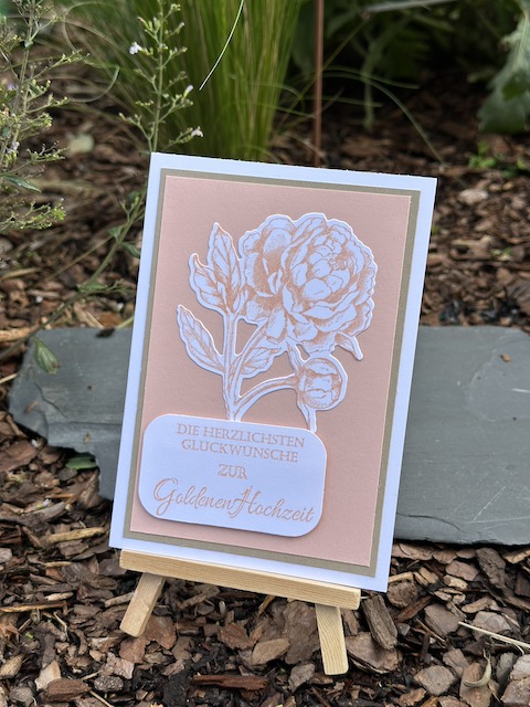 Zu sehen ist eine selbstgemachte Karte zur goldenen Hochzeit mit Pfingsrose