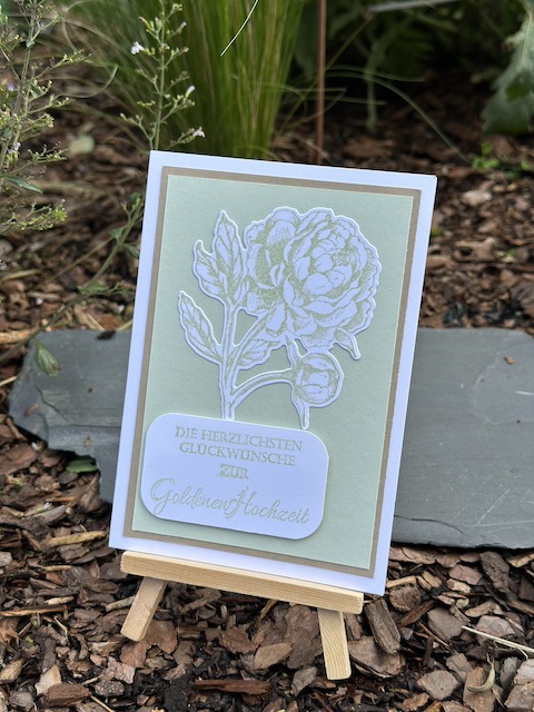Zu sehen ist eine selbstgemachte Karte zur goldenen Hochzeit mit Pfingsrose