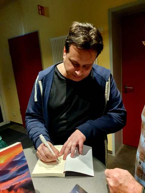 Autor Thorsten Rauwolf beim Signieren