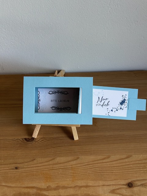 Zu sehen ist eine handgemachte Schachtel aus Papier. Der Deckel lässt sich durch Ziehen bzw. Schieben entfernen und gibt so den Spruch, der auf den Boden der Schachtel gestempelt ist frei. Die Box ist in Blau Weiß gehalten. Oben drauf steht ganz schlicht und einfach "für dich"