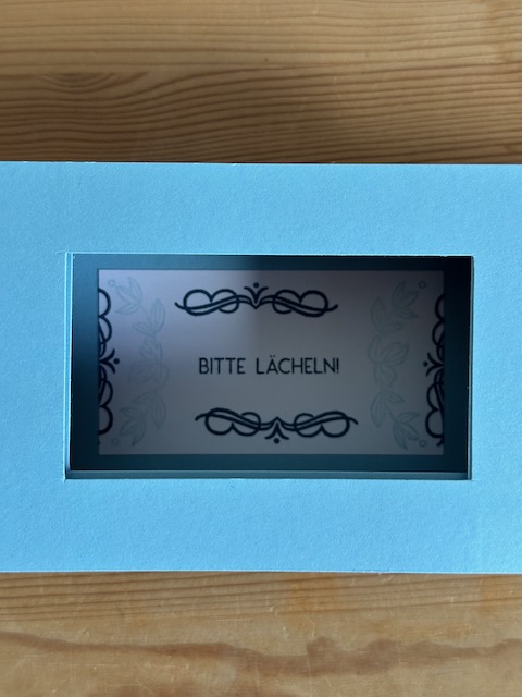 Zu sehen ist eine handgemachte Schachtel aus Papier. Der Deckel lässt sich durch Ziehen bzw. Schieben entfernen und gibt so den Spruch, der auf den Boden der Schachtel gestempelt ist frei. Die Box ist in Blau Weiß gehalten. Oben drauf steht ganz schlicht und einfach "für dich"