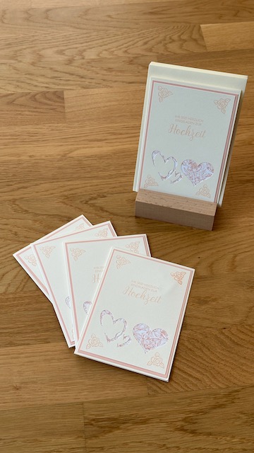 handgemachte Einladungskarte zur Hochzeit mit Herzen in zarten rose Tönen