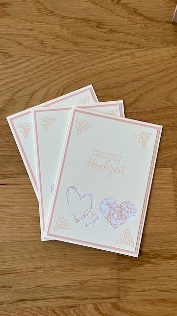 handgemachte Einladungskarte zur Hochzeit mit Herzen in zarten rose Tönen
