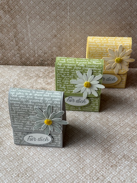 Handgemachter kleiner Rucksack, der an einen Schulranzen erinnert. Die Tasche ist mit einem Designpapier mit Schriftzügen verziert und als Accessoirs sind Gänseblümchen auf der Klappe drapiert. Ergänzt wird das ganze mit dem Spruch: Für dich und so ist dieser kleine Schulranzen nicht nur ein Geschenk zur Einschulung, sondern auch ein ganz persönliches Geschenk zu jeglichem Anlass