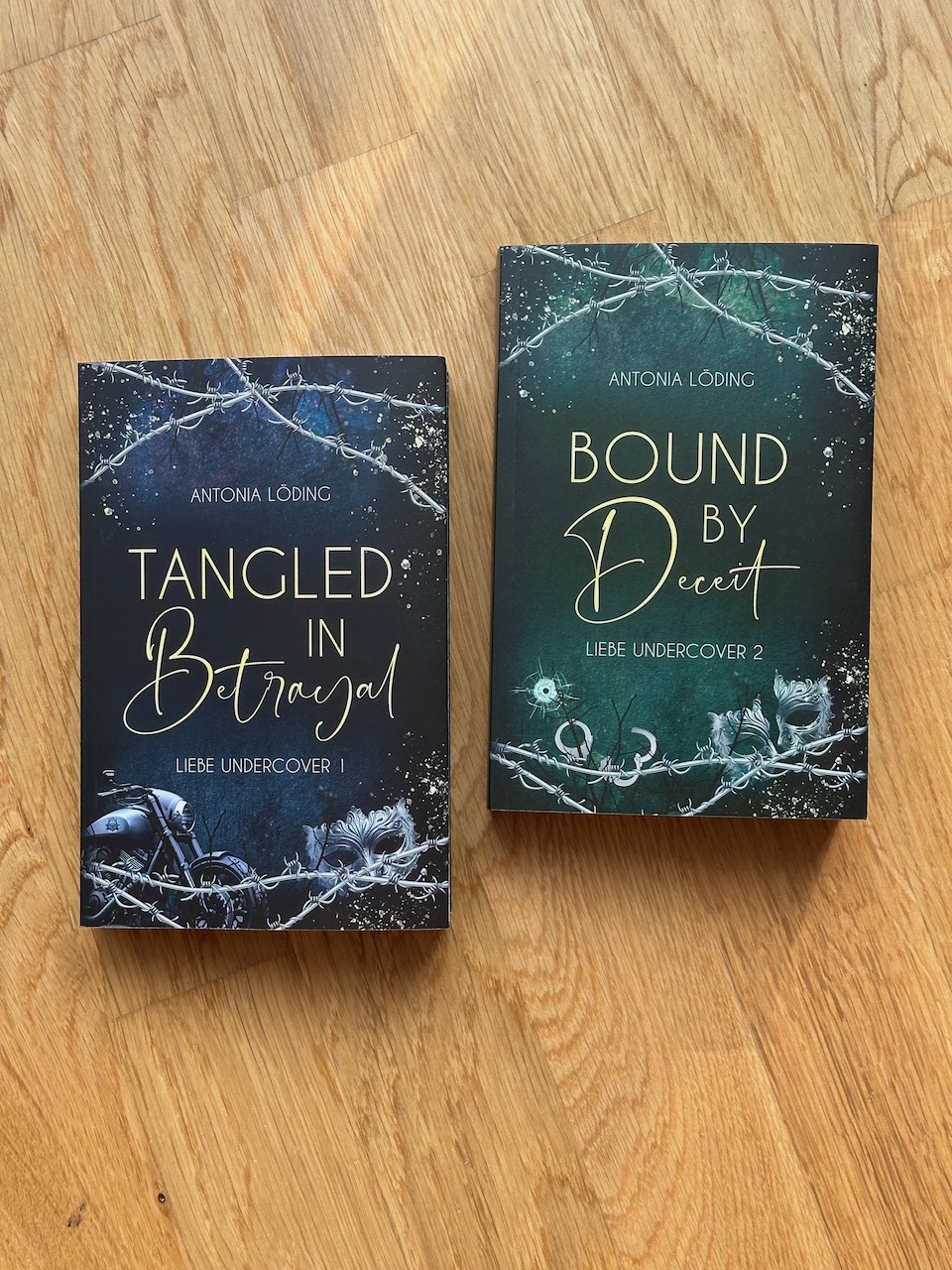 Zu sehen sind die Bücher von der Liebe Undercover Dilogie von Antonia Löding