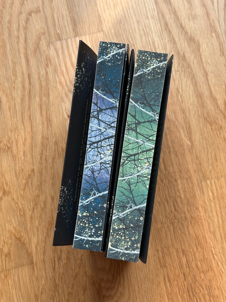 Zu sehen sind die Farbschnitte von der Liebe Undercover Dilogie von Antonia Löding