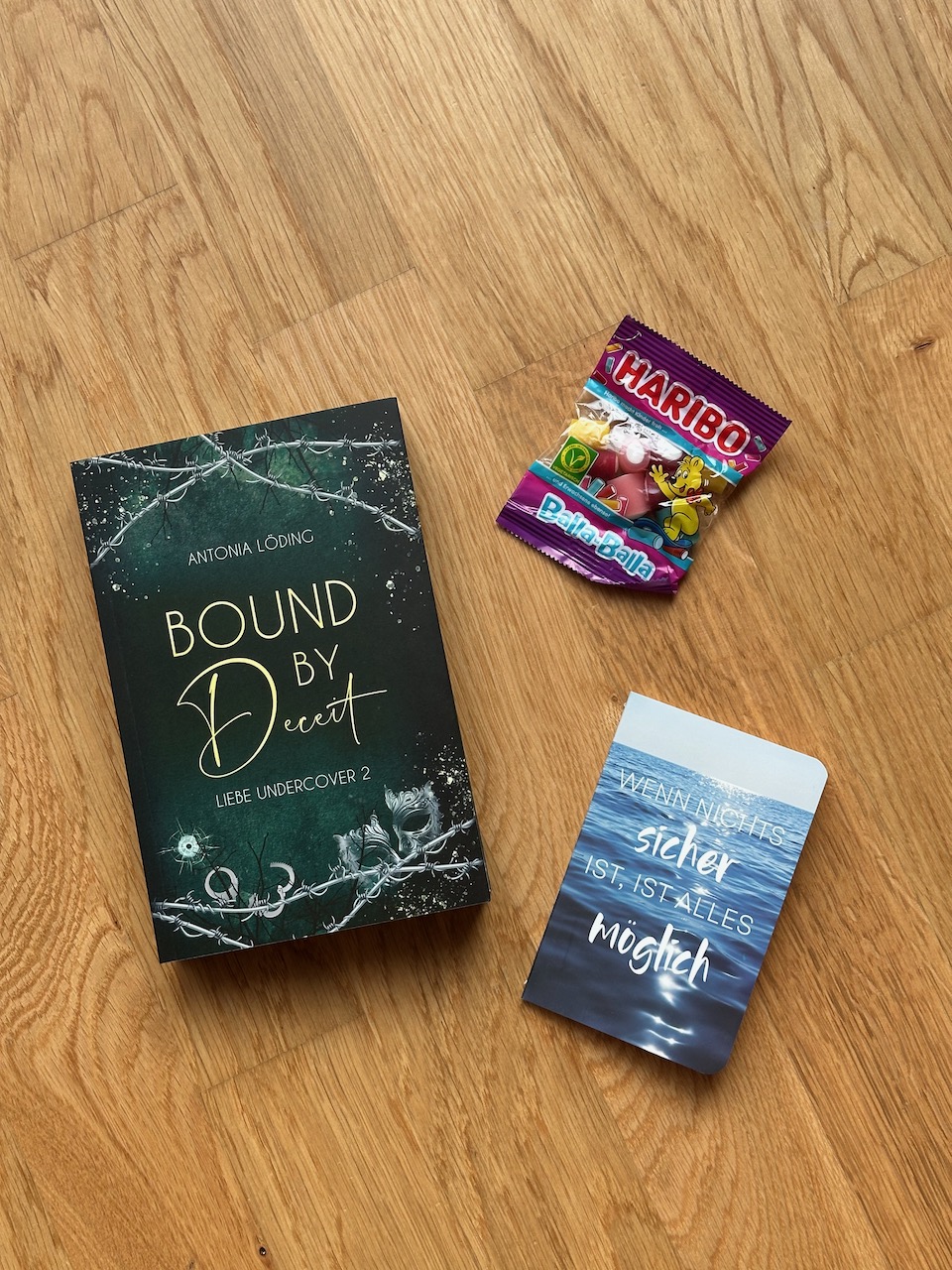 Zu sehen ist das Cover vom Romance Suspense Roman: Bound by Deceit von Antonia Löding