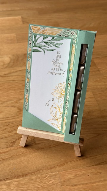 Zu sehen ist eine Verpackung für einen Schokoladenstick mit einer eingesteckten Karte, die man auch als Lesezeichen weiter verwenden könnte. 