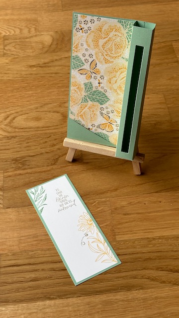 Zu sehen ist eine Verpackung für einen Schokoladenstick mit einer eingesteckten Karte, die man auch als Lesezeichen weiter verwenden könnte. 