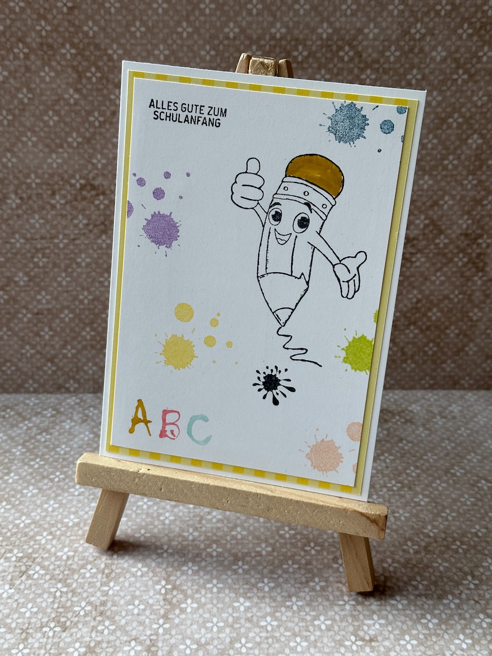 Zu sehen ist eine selbstgebastelte Karte zur Einschulung bzw. zum Schulanfang