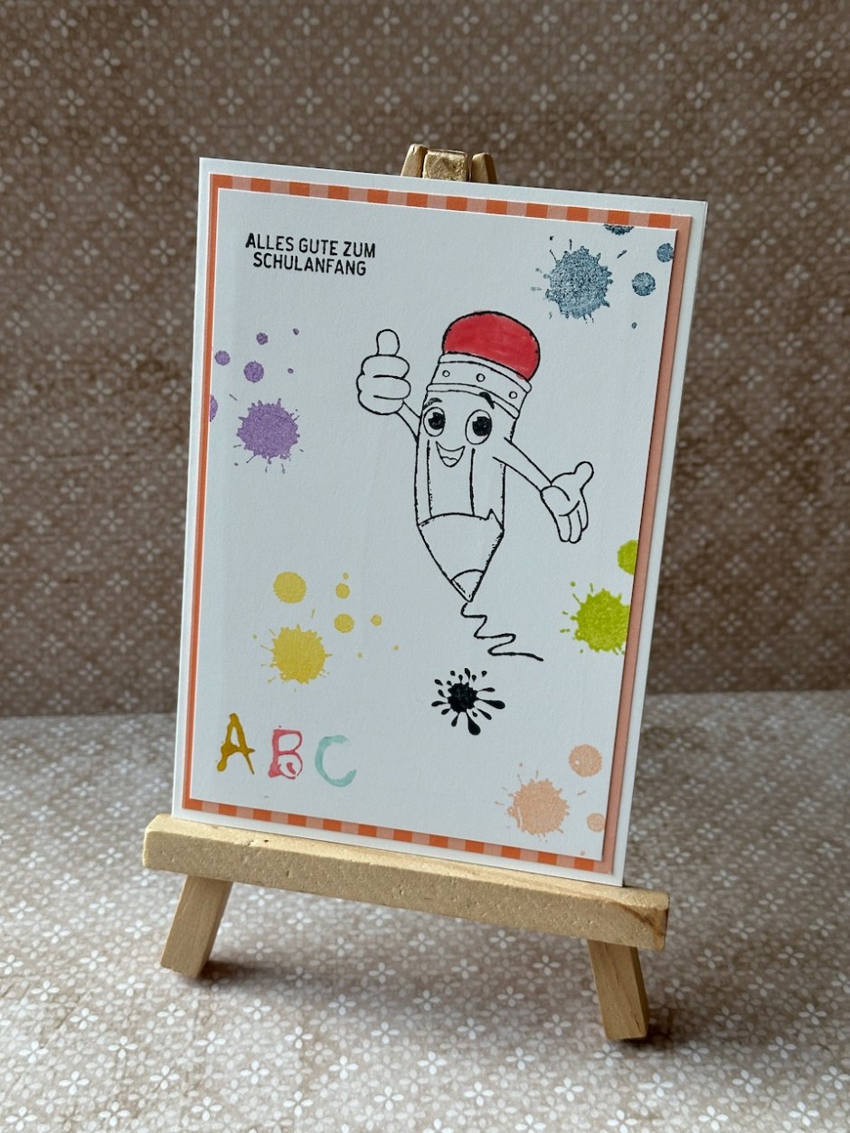 Zu sehen ist eine selbstgebastelte Karte zur Einschulung bzw. zum Schulanfang