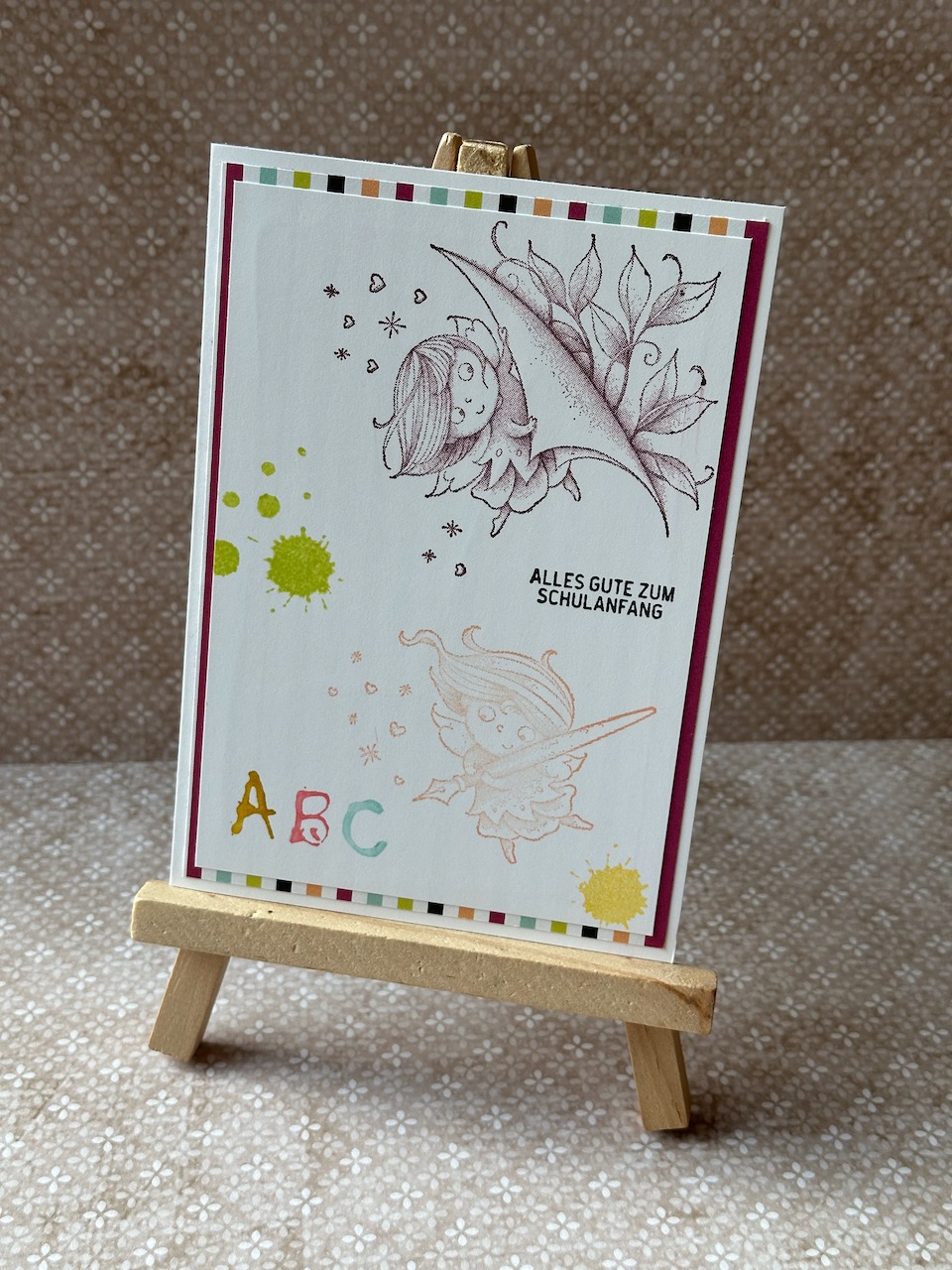 Zu sehen ist eine selbstgebastelte Karte zur Einschulung bzw. zum Schulanfang