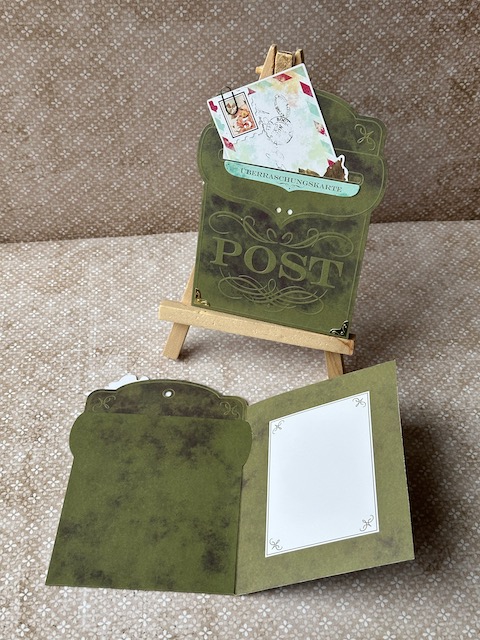Selbst gebastelte Karte in Briefkastenoptik mit kleinem Brief, der in den Briefkastenschlitz gesteckt ist. Material alles von Stampin Up