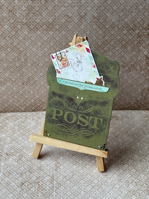 Selbst gebastelte Karte in Briefkastenoptik mit kleinem Brief, der in den Briefkastenschlitz gesteckt ist. Material alles von Stampin Up