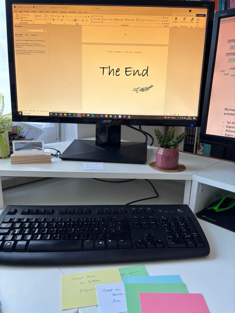 Zu sehen ist der Schreibplatz von der Autroin Nina Lavender, die Tied by a Promise geschrieben hat