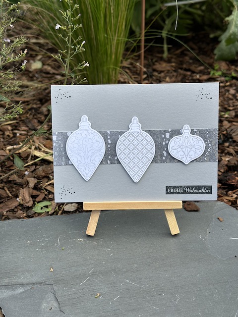 ZU sehen ist eine Weihnachtskarte mit Zapfen in Grautönen gebastelt mit Material von Stampin Up