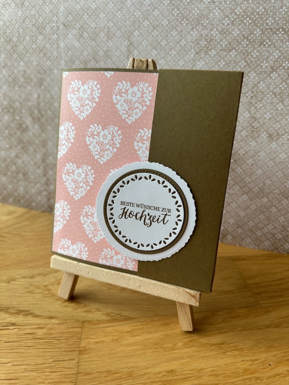 Hochzeitskarten mit Pop Up Effekt. Auf dem Pop Up Elemt steht das Wort Hochzeit.