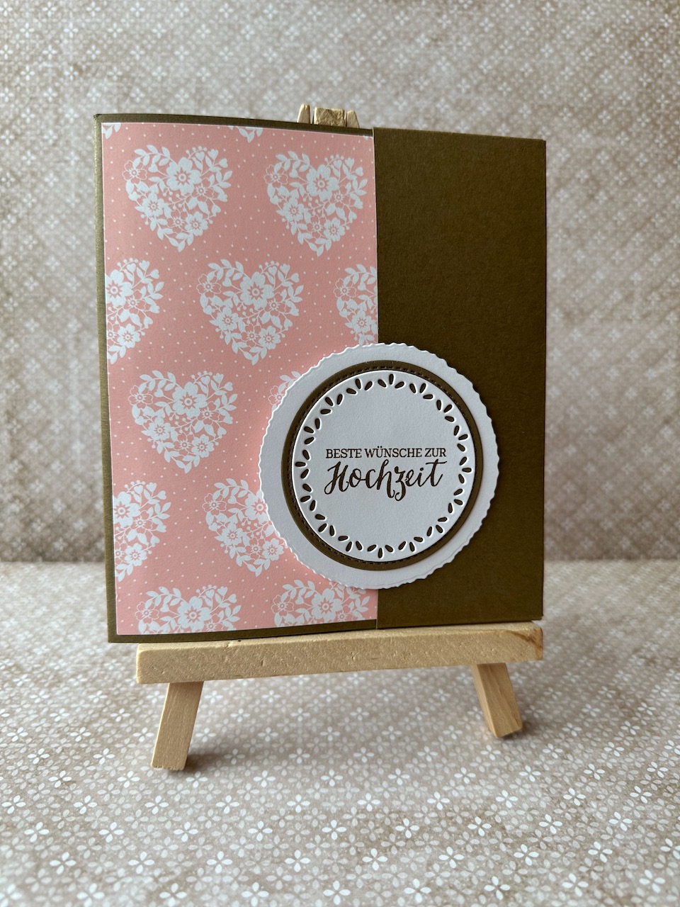 Hochzeitskarten mit Pop Up Effekt. Auf dem Pop Up Elemt steht das Wort Hochzeit.