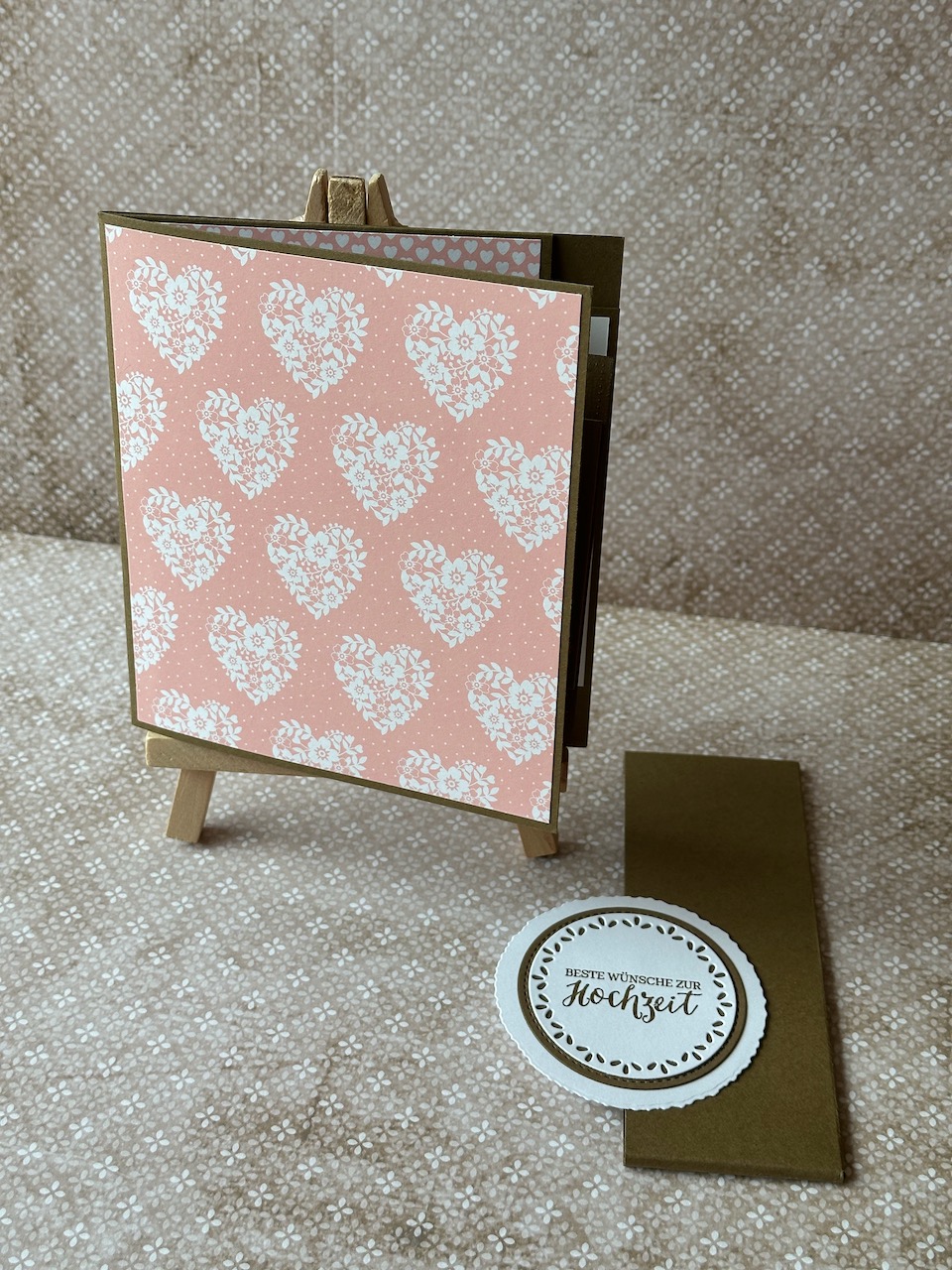 Hochzeitskarten mit Pop Up Effekt. Auf dem Pop Up Elemt steht das Wort Hochzeit.