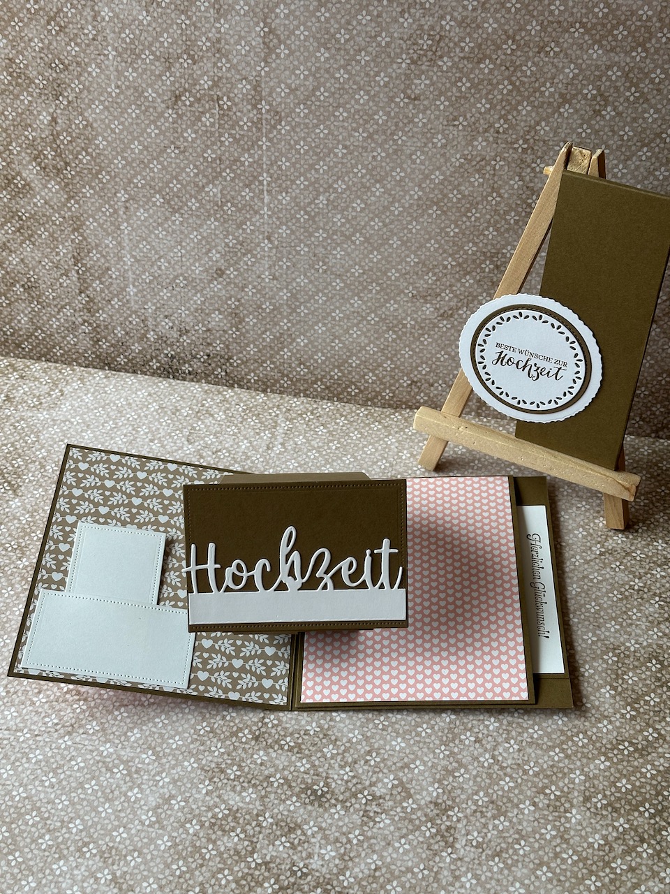 Hochzeitskarten mit Pop Up Effekt. Auf dem Pop Up Elemt steht das Wort Hochzeit.