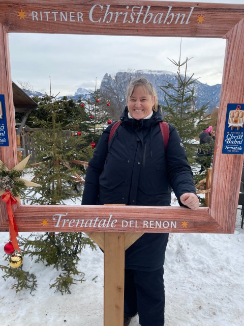 Mira Frey im winterlichen Rahmen mit Tannenbäumen