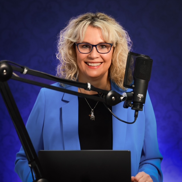 Foto der Sprecherin Manuela Haase am Mikrophone