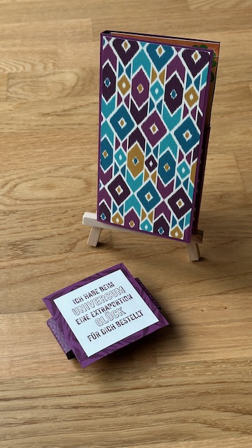 Kleine selbstgemachte Verpackung um einen Tassen Pudding zu verschenken. Auf der Verpackung steht: Ich habe beim Universum eine extra Portion Glück für dich bestellt.