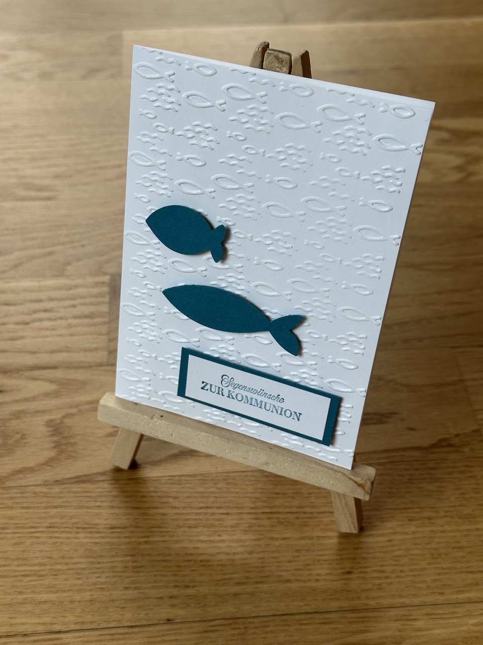 Selbstgebastelte Karte zur Kommunion in blau mit Fisch