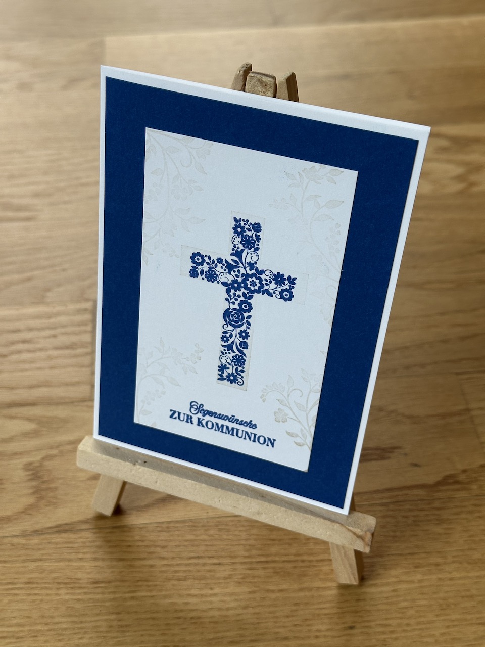 Selbstgebastelte Karte zur Kommunion in blau mit Kreuz