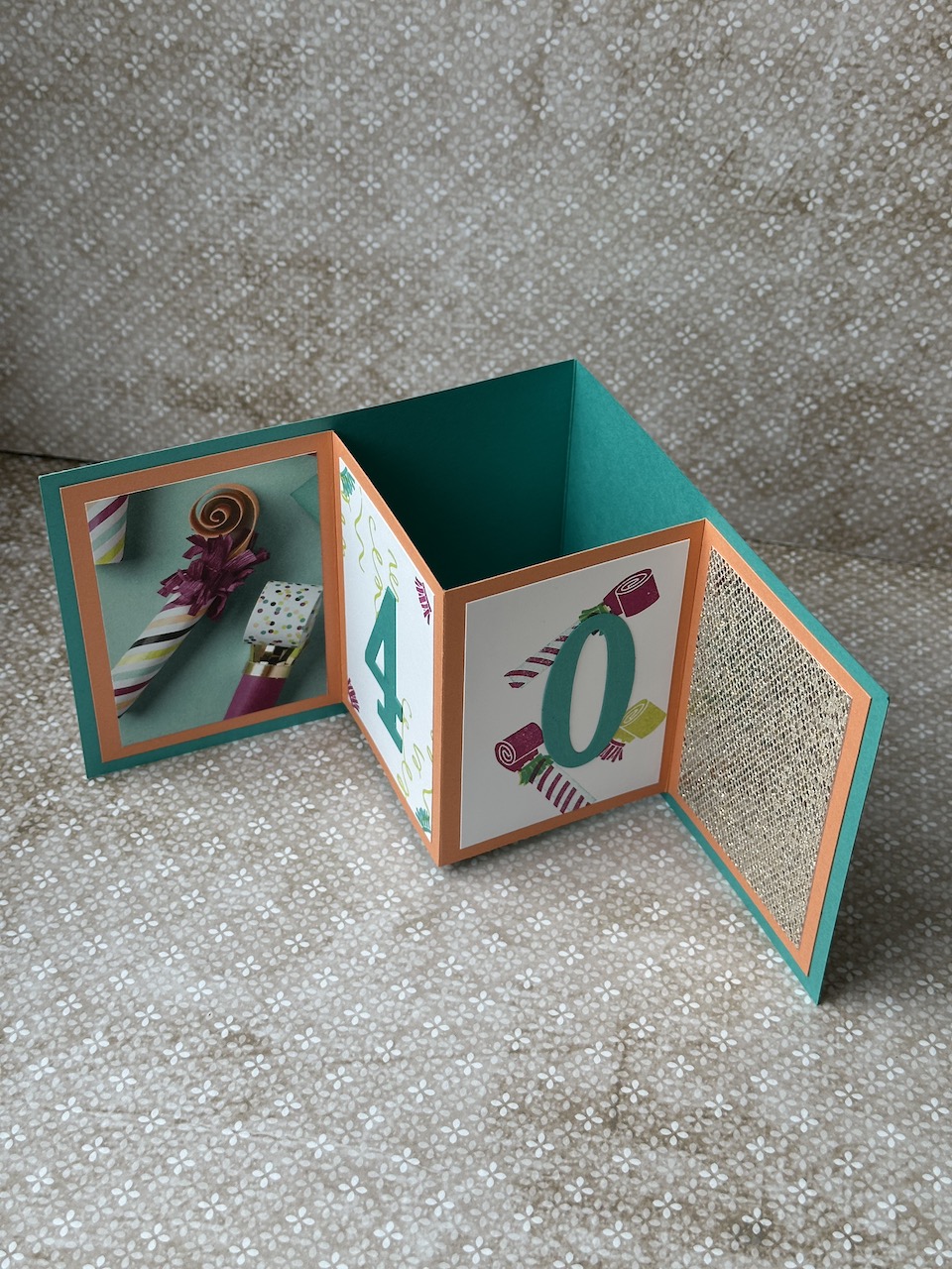 Geöffnete Tunnelkarte zum Karneval mit Dekorationen im Inneren, kreative Kartenidee mit Stehfunktion zum 40. Geburtstag