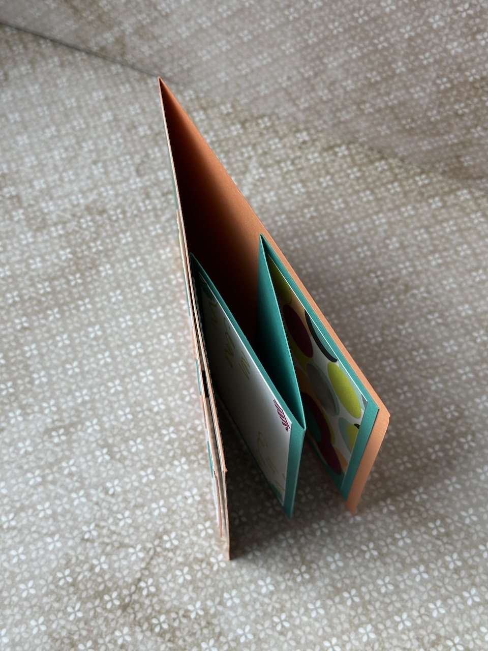 Geöffnete Tunnelkarte zum Karneval mit Dekorationen im Inneren, kreative Kartenidee mit Stehfunktion