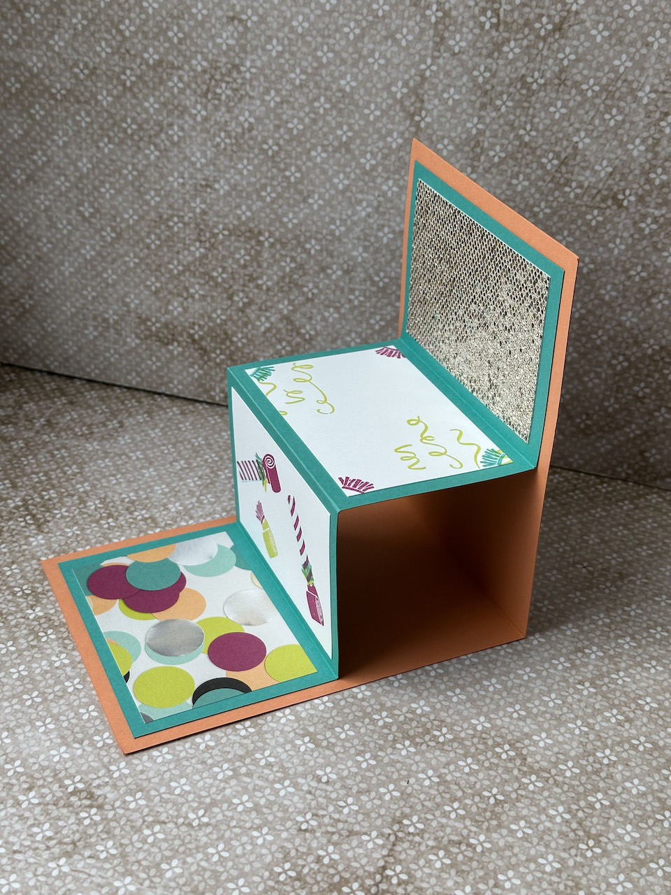 Geöffnete Tunnelkarte zum Karneval mit Dekorationen im Inneren, kreative Kartenidee mit Stehfunktion