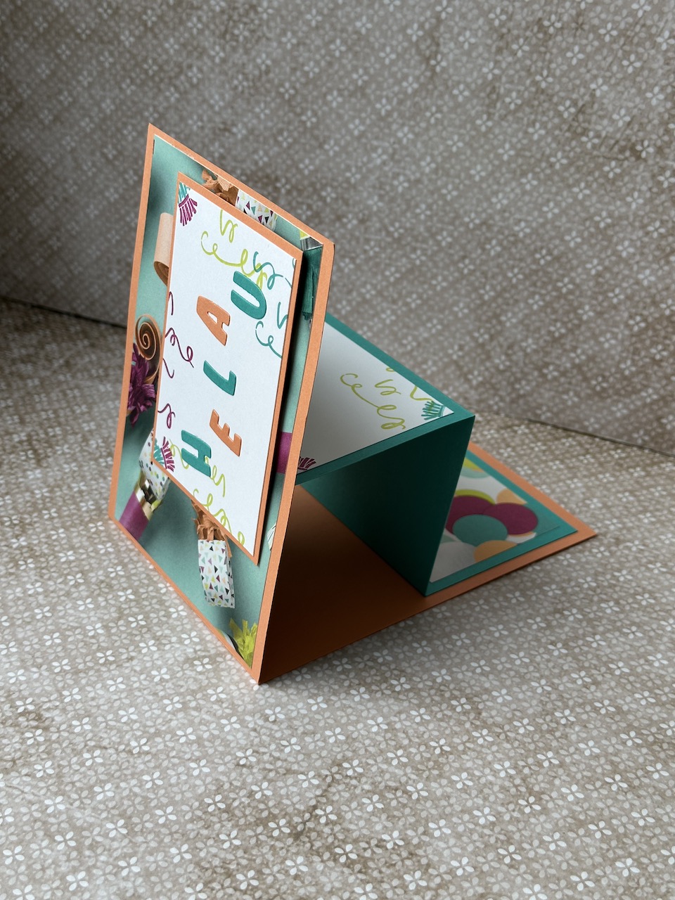 Geöffnete Tunnelkarte zum Karneval mit Dekorationen im Inneren, kreative Kartenidee mit Stehfunktion